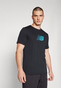 New Balance LIGHTWEIGHT GRAPHIC - Camiseta deportiva - black