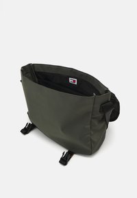Tommy Jeans ESSENTIAL DAILY MESSENGER UNISEX - Skulderveske - pewter green