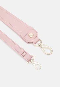 Cintura in pelle sintetica rosa con dettagli in metallo dorato, lunghezza regolabile e chiusura a snap. Due clip removibili a ciascuna estremità per il fissaggio.