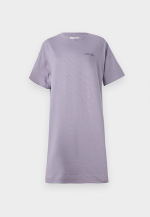 Lila t-shirt jurk met korte mouwen van zachte katoen. Heeft een ontspannen pasvorm, ronde halslijn en een klein zwart logo-detail aan de voorkant.