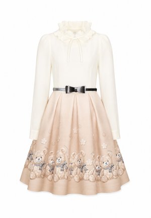 Vestito crema a maniche lunghe con colletto arricciato, cintura nera con fiocco e gonna beige con motivi di orsetti e fiori sul bordo.