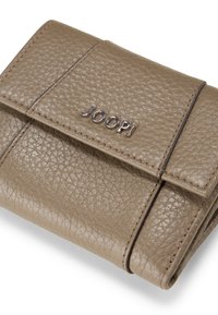 Portafoglio in pelle taupe con superficie texture, dotato di un logo inciso in argento e design a piegatura con dettagli di cucitura visibili.