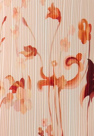 Texturiertes Gewebe mit vertikalen Falten in zarten Pastellfarben, das florale Muster in verschiedenen Orangetönen und Rot zeigt. Raffiniertes und zartes Design.