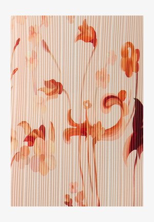 Tessuto strutturato con pieghe verticali in colori pastello morbidi, caratterizzato da motivi floreali in tonalità di arancione e rosso. Design raffinato e delicato.