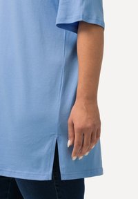 Ulla Popken PLUS SIZE SHORT SLEEVE TEE  - T-Shirt basic - cloud blue