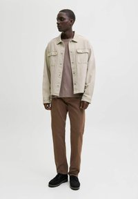 Jack & Jones JJICHRIS JJORIGINAL - Tiesaus kirpimo džinsai - chocolate brown