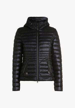 Sort puffjakke med hætte, som har quiltet tekstur, lynlåslukning foran og to sidelommer med sølvfarvede metaldetaljer.