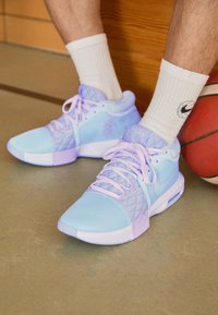 Nike Performance LEBRON WITNESS - Basketbola apavi - glacier blue/white/light armory blue