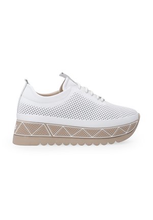 Hvide perforerede sneakers med en beige mønstret sål, der har en rund tå, flade snørebånd og et tekstureret kile-design.
