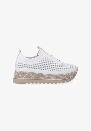 Białe perforowane sneakersy z beżową wzorzystą podeszwą, z okrągłym czubkiem, płaskimi sznurowadłami i teksturowanym projektem koturnu.