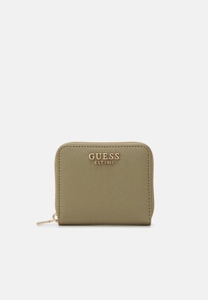 Portafoglio verde strutturato con logo dorato "GUESS EST1981", chiusura con zip e forma rettangolare compatta.