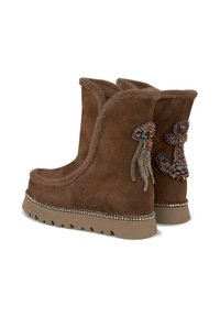 Braune Wildleder-Stiefeletten mit Kunstpelz-Fütterung, ausgestattet mit verzierten Quallen- und Ankerdesigns, die mit Strasssteinen auf einer dicken Sohle verziert sind.