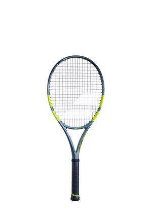 Tennisracket med sort greb, grå og gul ramme og stærkt spændte strenge, vist opret på en hvid baggrund.