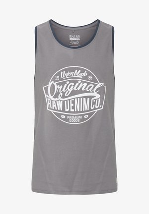 Top gri din bumbac, cu un grafic alb mare imprimat cu text, de coloană rotundă și trimuri în contrast de culoare albastru marin pe umeri.