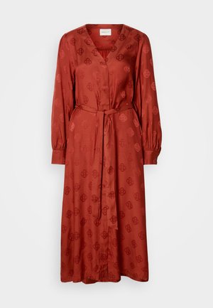 Rød langærmet kjole lavet af satin, med V-hals, elastiske manchetter, taljebind og et tone-i-tone præg mønster. Mellemlangt design.