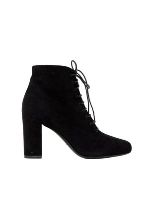 Bottine noire en daim avec talon haut et épais et lacets à l'avant, vue de profil sur fond blanc.