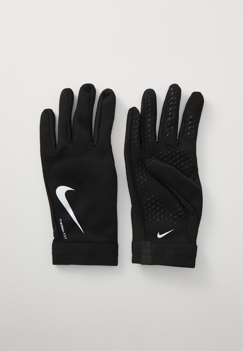 Czarne sportowe rękawice z teksturowanym chwytakiem na dłoniach, gładkim materiałem z tyłu, z białymi logo Nike na nadgarstku i palcach.