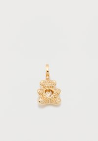 Χρυσό μενταγιόν αρκουδάκι καλυμμένο με μικρούς κρυστάλλους και έναν κρυστάλλινο καρδιά στο κέντρο, σε απλό λευκό φόντο.