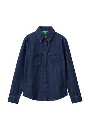 Dunkelblaues Jeanshemd mit langen Ärmeln, Kragen, Knopfleiste vorne und zwei Brusttaschen, flach auf weißem Hintergrund liegend.