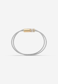 Armband aus gedrehter Silberdraht mit einem goldenen Akzent, der klare rechteckige Steine und runde Diamanten beinhaltet. Design mit kreisförmigen Schlaufen.