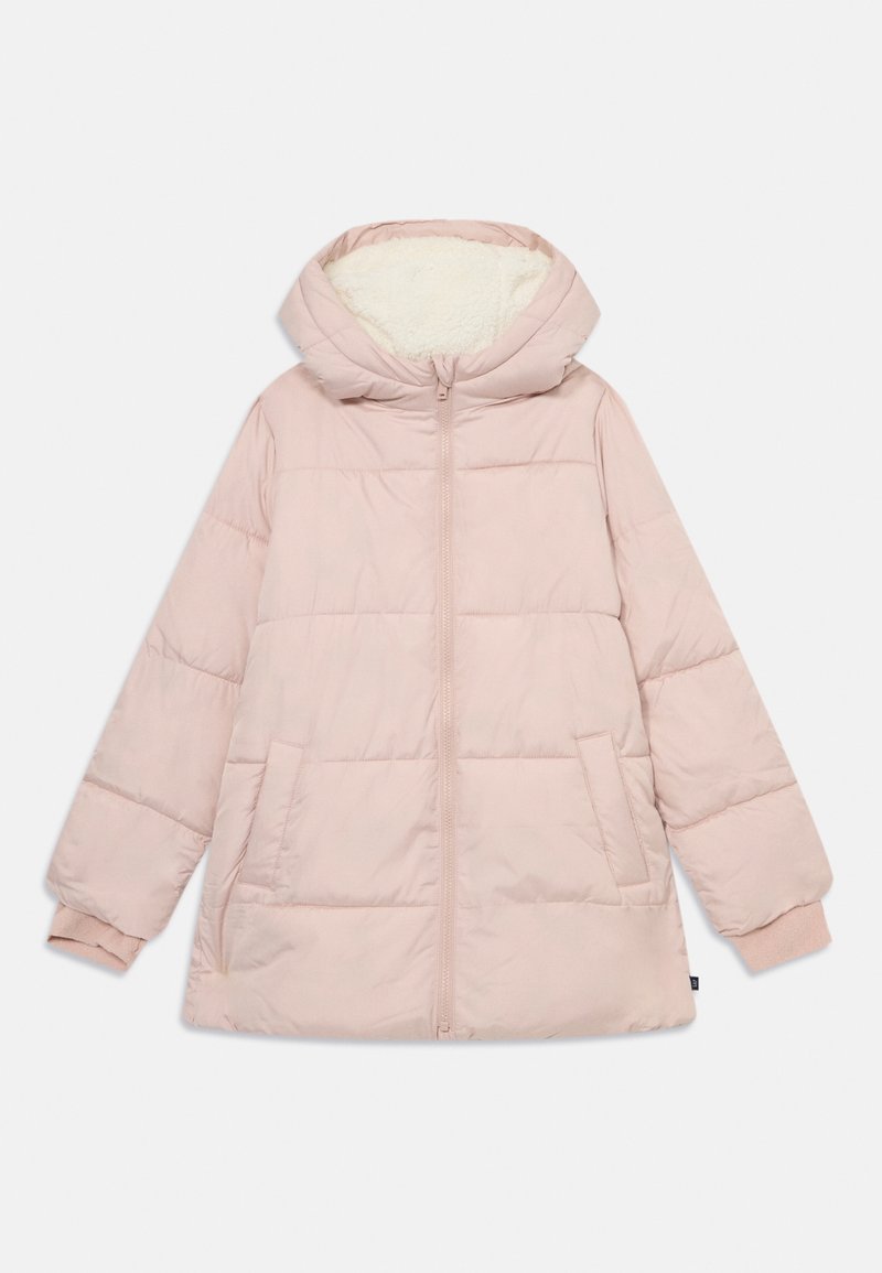 Veste matelassée rose clair avec capuche doublée en polaire blanche, fermeture éclair devant et deux poches latérales, présentée à plat sur fond blanc.