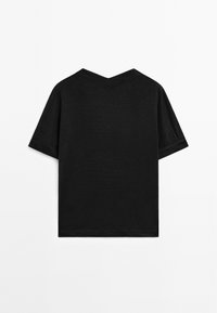 Svart kortärmad T-shirt med V-ringning, tillverkad av mjukt strukturerat tyg, med en enkel och ren passform utan synliga dekorationer.
