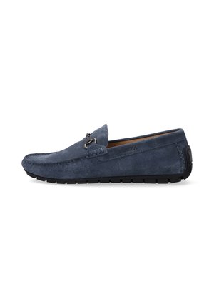 Blå ruskinds loafers med en struktureret overflade, en kontrastfarvet sort gummisål, diskrete syninger og en metallisk detalje på overdelen.