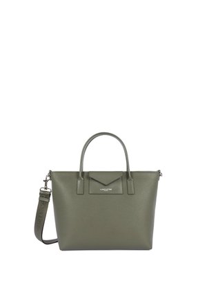 Sac à main en cuir texturé vert olive avec double poignées, une bandoulière amovible et une poche avant à rabat avec logo.