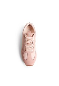 Baskets en suede rose avec des lacets en satin, embout arrondi et clous décoratifs sur le talon. Présente une étiquette logo sur la languette et une semelle texturée.