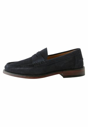 Mockasiner i blå mocka med en design inspirerad av moccasiner, med dekorativ sömnad, rund tå och en låg staplad träklack.