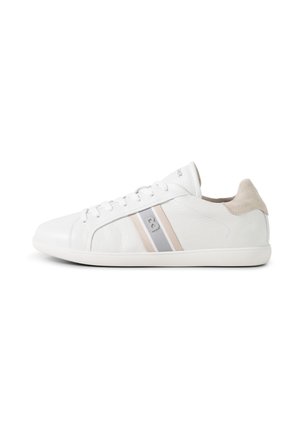 Weißer Low-Top-Sneaker mit beigen und grauen Streifen, Schnürung vorne und beigem Wildleder-Fersenlasche, seitlich auf weißem Hintergrund gezeigt.