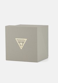 Geschenkbox aus strukturiertem grauem Papier mit einem goldenen Dreieckslogo. Hat eine abgeschrägte Oberseite und klare Kanten, ideal für die Verpackung von Gegenständen.