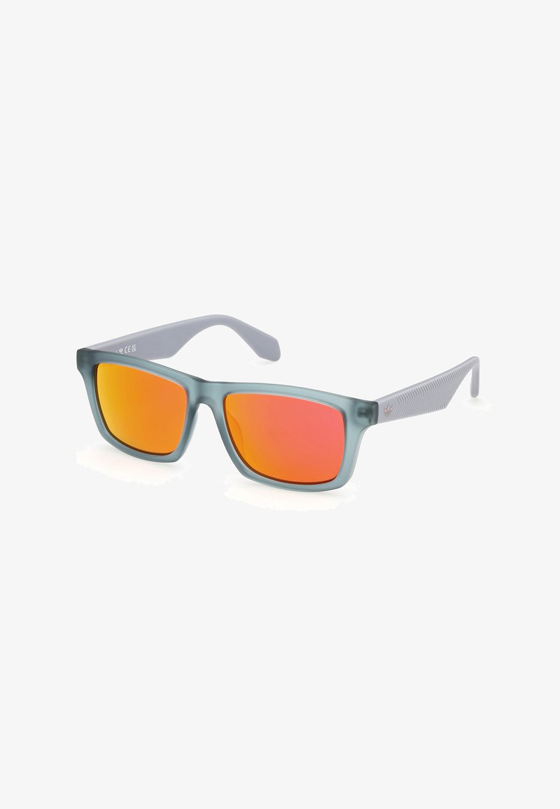 Gafas de sol con un marco gris mate, lentes rectangulares y un revestimiento espejado naranja. Acentos texturizados en las patillas para mayor agarre y estilo.