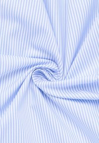 Tessuto a righe blu chiaro e bianco, con una texture morbida e una finitura liscia, caratterizzato da sottili linee parallele che si intrecciano eleganti in pieghe.