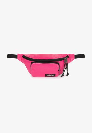 Leuchtend pinke Eastpak-Gürteltasche mit schwarzen, verstellbaren Gurten, einem Hauptfach mit Reißverschluss und einer kleineren, vorderen Reißverschlusstasche.
