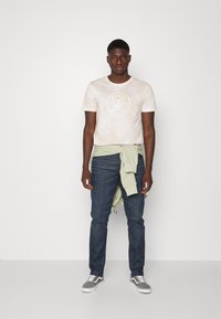 Makia KNOT UNISEX - T-shirt estampada - sahara