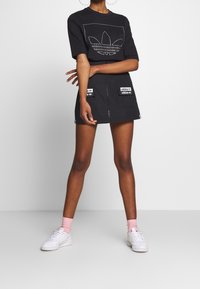 adidas Originals T-shirt med print - black