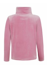 Pullover in velluto rosa e morbido con colletto alto, maniche lunghe e una texture liscia, caratterizzato da un orlo dritto e senza chiusure visibili.