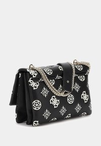Borsa a mano in pelle sintetica nera con motivi a logo bianchi, tracolla in catena argentata e chiusura a pattina. Presenta una forma strutturata e una finitura testurizzata.
