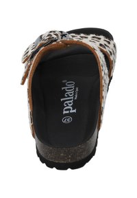 Sandali Palado con toma leopardata, cinturino in suede marrone, fibbia nera e suola in sughero sagomata con plantare nero testurizzato.