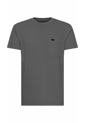 Camiseta de algodón gris con manga corta, escote redondo y bolsillo en el pecho. Cuenta con una pequeña etiqueta negra en el bolsillo.