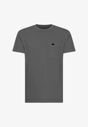 Camiseta de algodón gris con manga corta, escote redondo y bolsillo en el pecho. Cuenta con una pequeña etiqueta negra en el bolsillo.