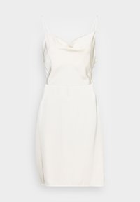 Bílá saténová šaty s volným výstřihem, tenkými ramínky a přiléhavým střihem. Hedvábná textura a hladký povrch, délka ke kolenům s bočním rozparkem.