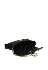 Borsa in pelle nera con texture, dotata di una tracolla in catena dorata e chiusura a scatto. L'interno è foderato in un tessuto liscio e presenta uno slot per carte.