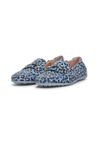 Scarpe slip-on con stampa leopardata blu, caratterizzate da una texture morbida, una fascia decorativa sulla tomaia e una suola in gomma con motivi di grip distintivi.