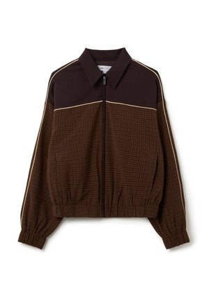 Chaqueta de cremallera de cuadros marrones que presenta un cuello con solapa, puños elasticados y un ribete en color crema contrastante a lo largo de los hombros.