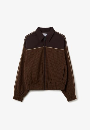 Chaqueta de cremallera de cuadros marrones que presenta un cuello con solapa, puños elasticados y un ribete en color crema contrastante a lo largo de los hombros.