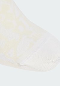 Biela členková ponožka vyrobená z textúrovaného materiálu, s jemným vzorom. Prstová časť je zaoblená a päta je vystužená pre väčšiu odolnosť.