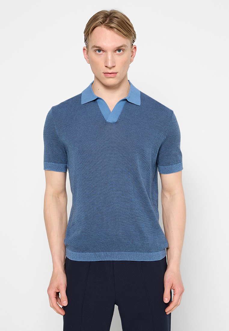Kurzarm-Poloshirt aus strukturiertem dunkelblauen Strick mit einem kontrastierenden hellblauen Kragen und Besatz, ausgestattet mit einem V-Ausschnitt.