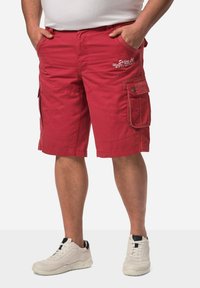 Bermudas rojas de carga con bolsillos laterales, fabricadas en material ligero. Presentan costuras contrastantes y texto bordado en la parte frontal.